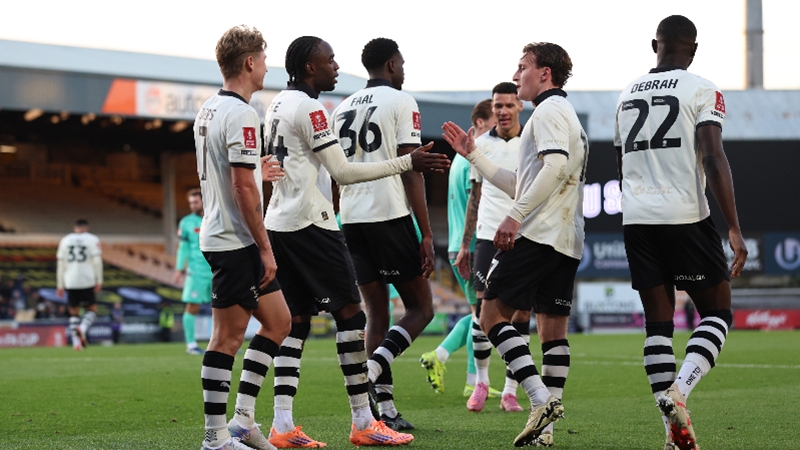 淡水河谷港在第一轮比赛中幸存下来